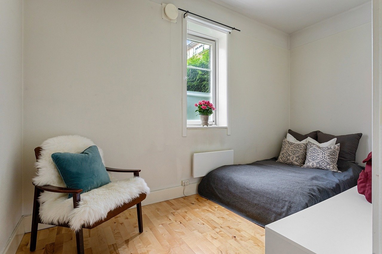 Zielone ściany z roślin sztucznych – alternatywa dla zabieganych