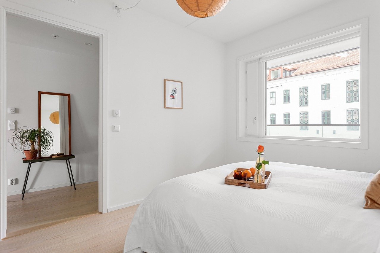 Malowanie sufitu a ścian – w jakiej kolejności pracować?