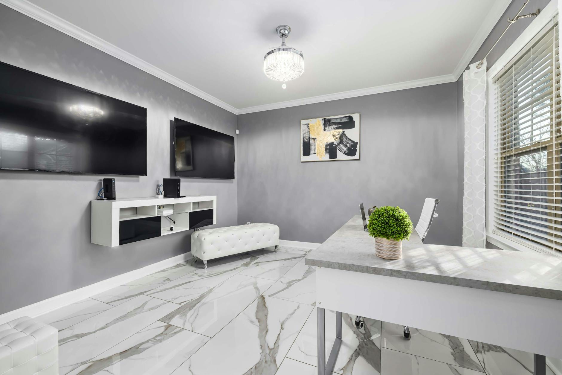 Nowoczesny salon z dwiema telewizjami wiszącymi na ścianie