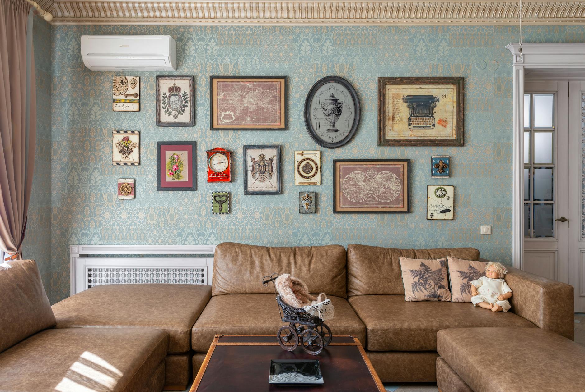 Przytulny salon w stylu vintage z brązową sofą i ścianą pełną obrazów