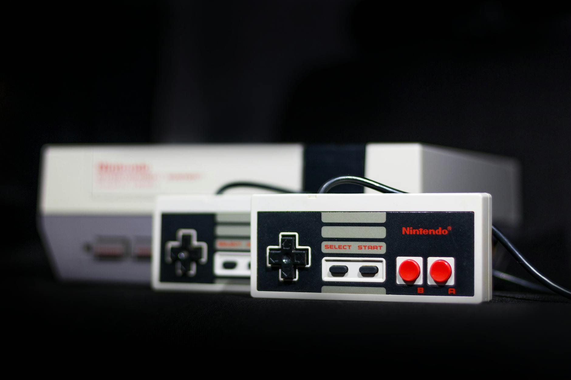 Klasyczna konsola Nintendo z padami, zbliżenie sprzętu do retro gamingu Klasyczna konsola Nintendo z padami, zbliżenie sprzętu do retro gamingu