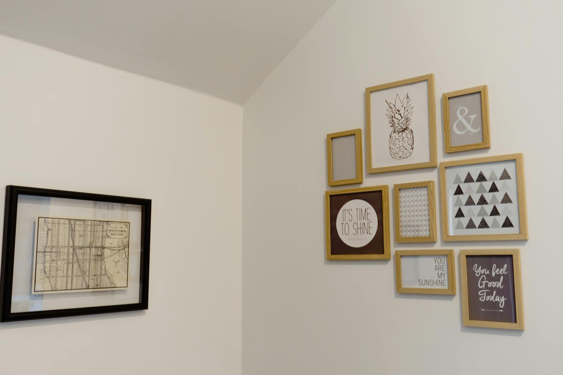 Nowoczesna kompozycja ramek na białej ścianie w salonie