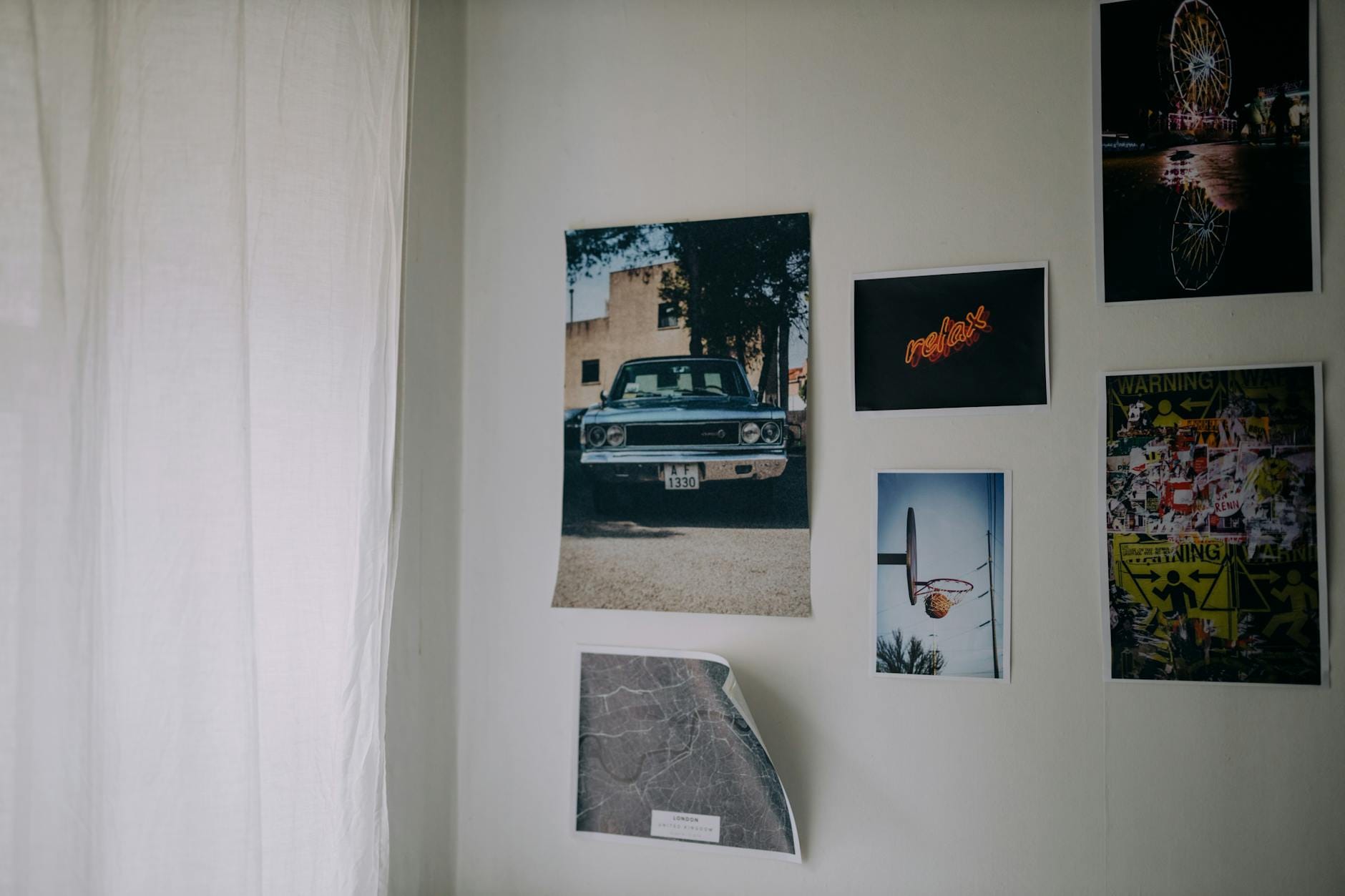 Ściana w bieli z kolażem plakatów i fotografii w stylu vintage