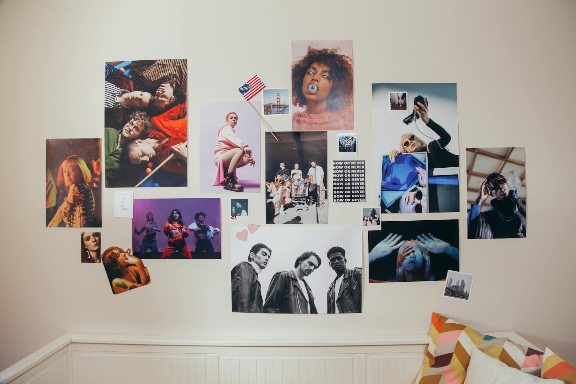 Ściana z różnorodnymi plakatami vintage w przytulnym pokoju