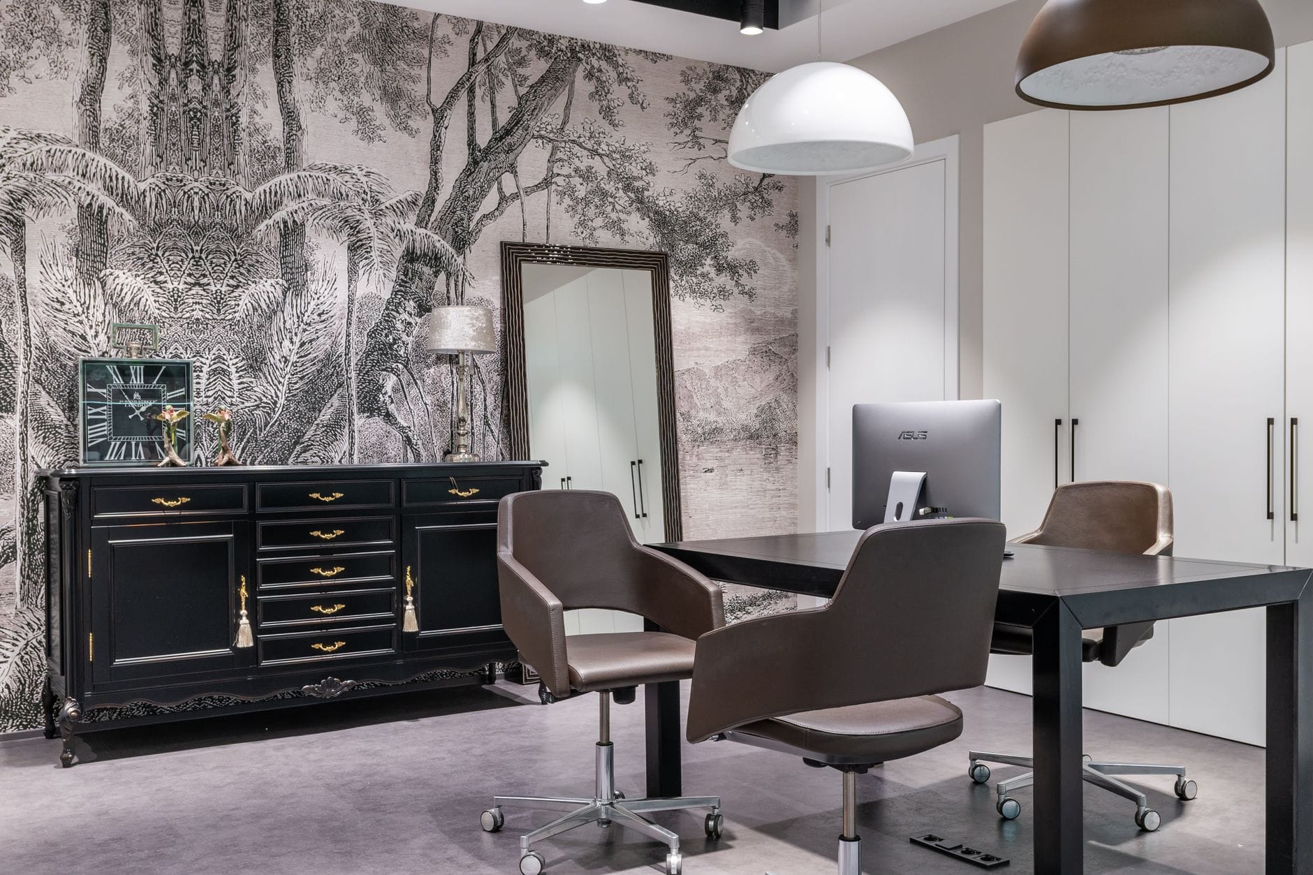 Nowoczesny salon z czarnym stołem, komputerem i fotelami